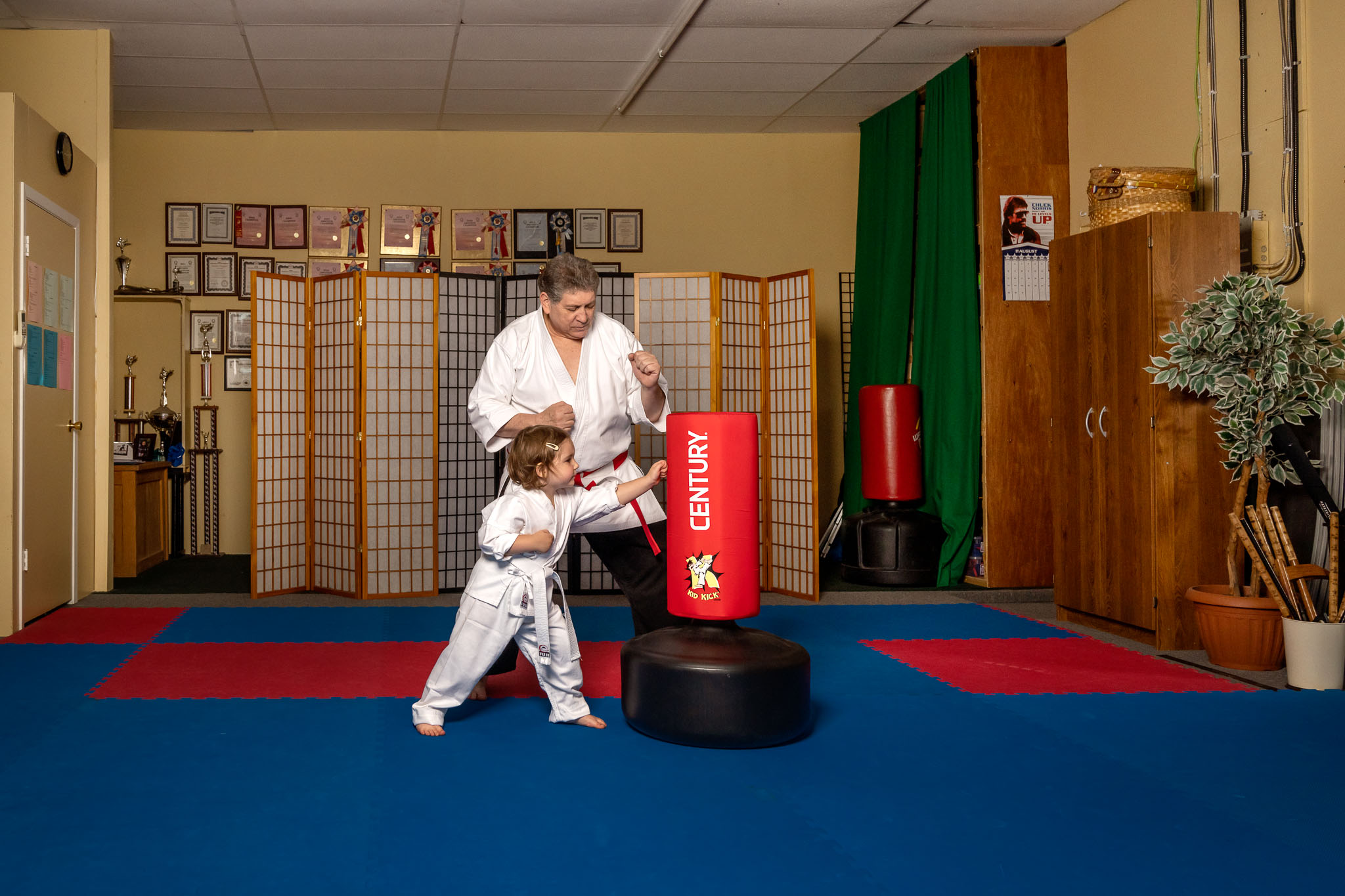 Shihan Mark Yates teaches karate to 4 year old Freya.